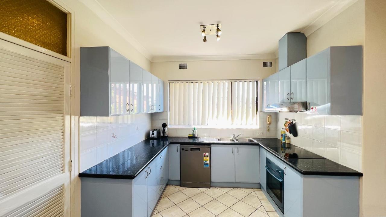 Carlton 3 Beds Unit - Free Parking Apartment Sydney Bagian luar foto